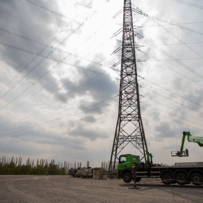 72m vrachtautohoogwerker hoogspanning West Duitsland april 2021 